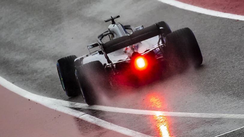 Lewis Hamilton fährt im Regen auf die Strecke