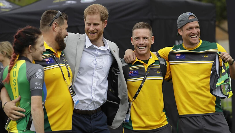 Der britische Prinz Harry mit australischen Teilnehmern der Invictus Games für verwundete Soldaten bei der Eröffnung der Spiele in Sydney.