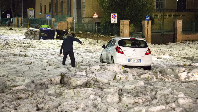 Wie Schnee im Oktober: Ein Hagel- und Regensturm hat den Verkehr in Rom ins Chaos gestürzt.