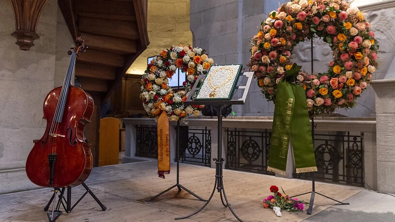 Ein Cello ohne Musiker: Beat Richners "Blondine" bleibt an der Gedenkfeier im Zürcher Grossmünster stumm. Daneben ausgestellt der Orden, den der Kinderarzt vom kambodschanischen Staat erhielt.