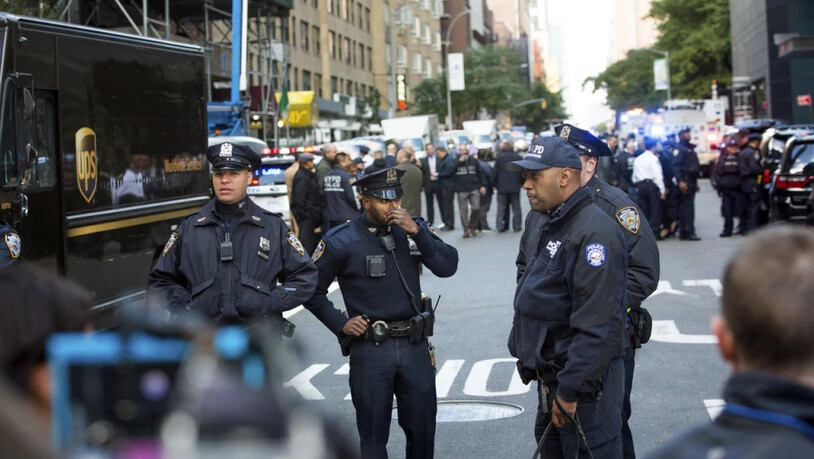 Polizisten am Mittwoch vor dem evakuierten Time Warner Center in New York.