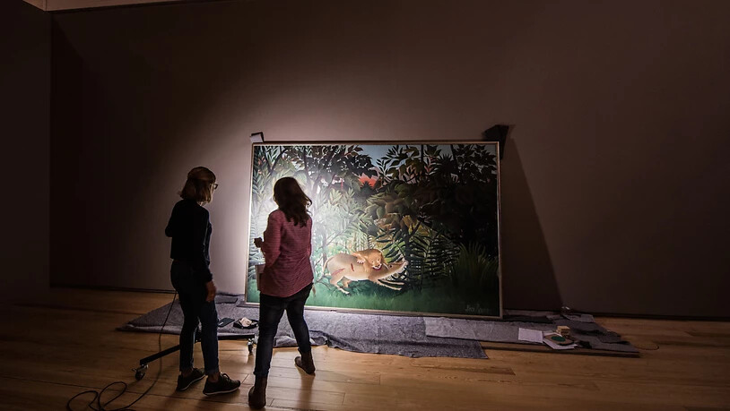 Zwei Restauratorinnen begutachten das Kunstwerk «Der hungrige Loewe wirft sich auf die Antilope» von Henri Rousseau: Das Bild war von Basel nach Frankfurt gereist und wird dort bis 3. Februar zu sehen sein
