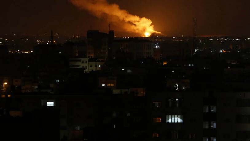 Nach einer durch einen israelischen Luftangriff ausgelösten Explosion steigt Rauch in den Nachthimmel über Gaza-Stadt. Insgesamt griff Israel 80 Ziele im Gazastreifen an.