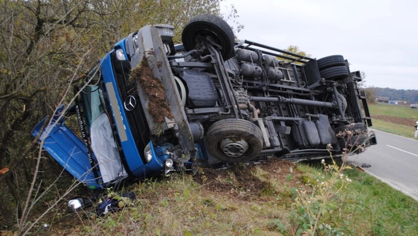 Der Chauffeur eines Lastwagens ist am Montagnachmittag bei einem Selbstunfall im Kanton Schaffhausen verletzt worden.