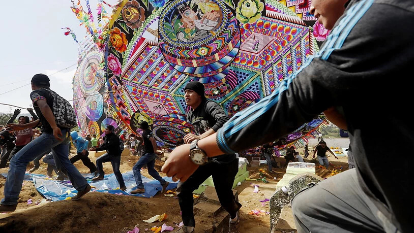 Mit bunten Drachen haben die Menschen in Guatemala den Tag der Toten gefeiert.