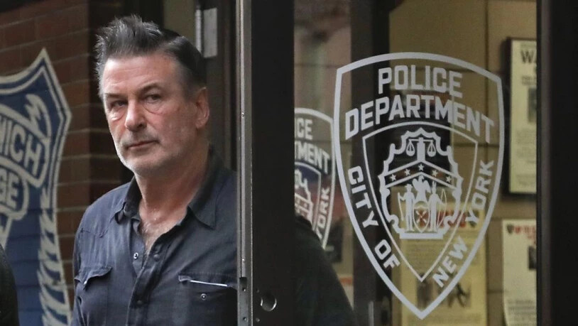 Der US-Schauspieler Alec Baldwin verlässt die Polizeistation in New York nach seiner vorübergehenden Festnahme am Freitag. (Archivbild)