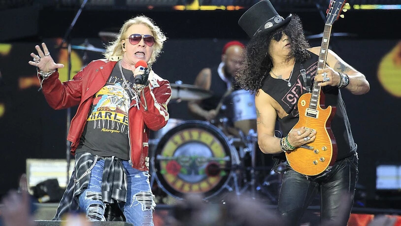 Sänger Axl Rose versucht zu verhindern, dass Trump-Anhänger bei Wahlveranstaltungen die Lieder seiner Band Guns N' Roses spielen. Rose hat dazu aufgerufen bei den US-Zwischenwahlen die Demokraten zu wählen.  (Foto: VICTOR LERENA/EPA Keystone)