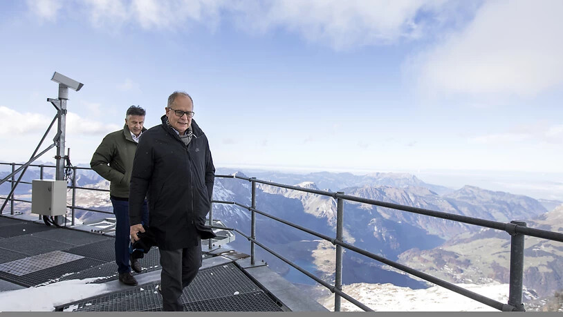 Ein "Leuchtturmprojekt" für den 3020 Meter hohen Titlis: Hans Wicki, Verwaltungsratspräsident der Titlis Bergbahnen und Architekt Pierre de Meuron auf dem Richtstrahlturm.
