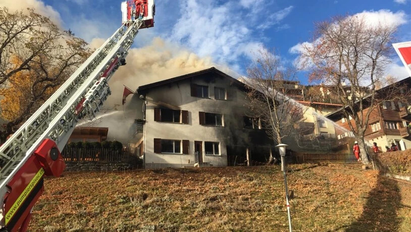 Nach dem Beziehungsdelikt in Sent GR vom Montag brannte das Haus des Ehepaares. Nun wird geprüft, ob es einsturzgefährdet ist. (Archivbild)