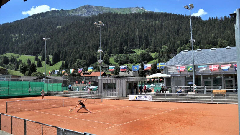 Die Klosterser Tennisanlage besticht durch die sie umgebende Bergkulisse.