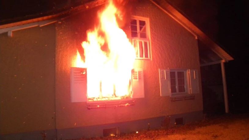 Bei einem Brand in Neukirch-Egnach TG sind in der Nacht auf Sonntag zwei Erwachsene und ihr Kind leicht verletzt worden.