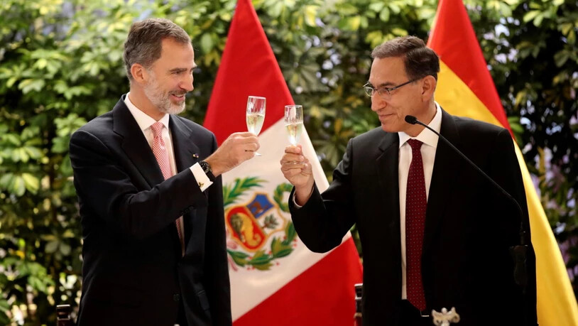 Spaniens König Felipe VI. (l.) und der peruanische Präsident Martín Vizcarra in Lima.