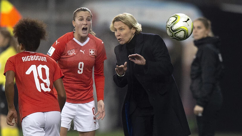 Martina Voss-Tecklenburg gibt ein letztes Mal Anweisungen an die Schweizer Spielerinnen.