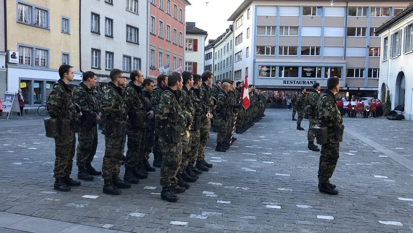 Das Militär marschierte heute auf dem Churer Kornplatz auf.