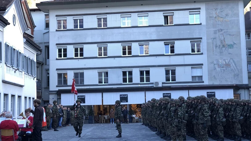 Das Militär marschierte heute auf dem Churer Kornplatz auf. 