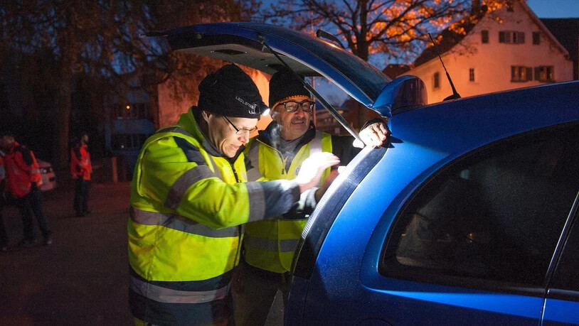 Für die Sicherheit: Hansjürg Frehner (r.) und ein TCS-Mitarbeiter kontrollieren die Lichter eines Autos.