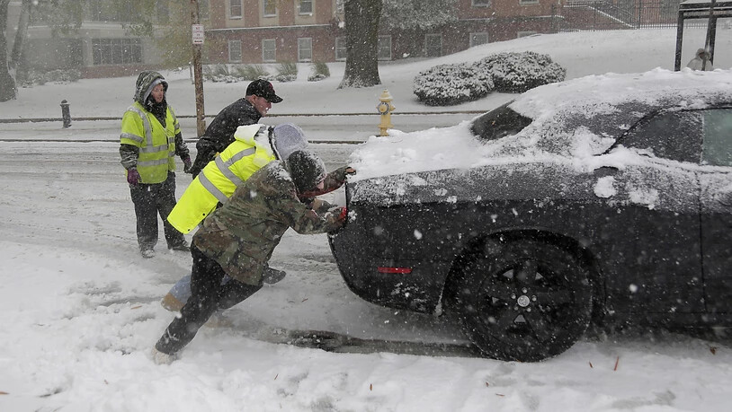 Der erste grössere Schneesturm dieses Winters sorgte im Nordosten der USA für Chaos auf den Strassen.