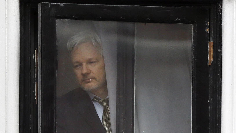 Julian Assange beim Balkon der Botschaft Ecuadors in London, in der er sich seit Jahren aufhält. (Archivbild)