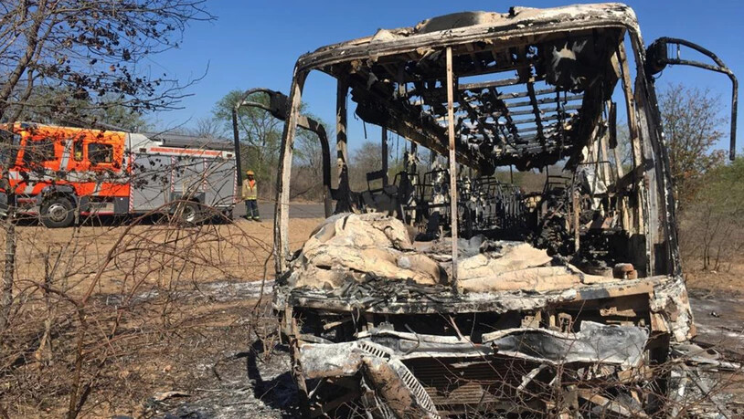 Vom Bus blieb nicht mehr viel übrig. Über vierzig Menschen kamen bei einer Explosion in Simbabwe ums Leben.