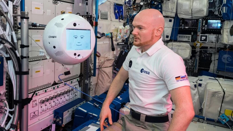 Der deutsche Astronaut Alexander Gerst testet in der Raumstation ISS den schwebenden Roboter Cimon, der von Hergiswil in Nidwalden aus gesteuert wird.