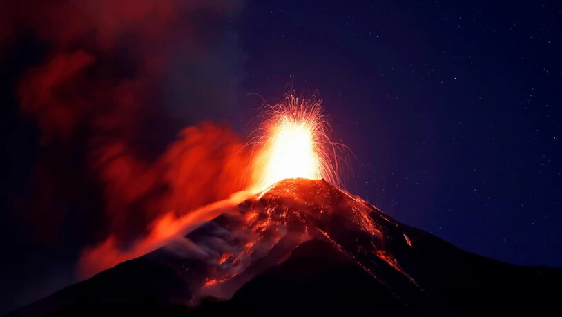 Der Feuervulkan (Volcan de Fuego) in Guatemala spuckt am Sonntag (Ortszeit) Asche und Lava.