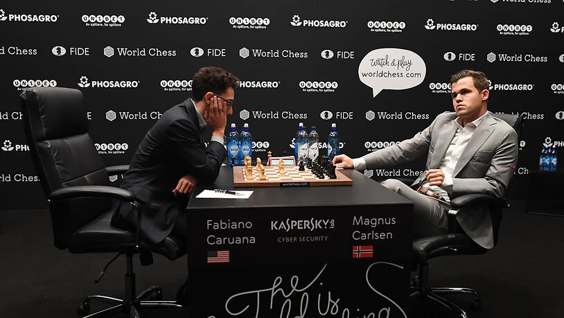 Fabiano Caruana (links) verpasste im achten WM-Match gegen Titelverteidiger Magnus Carlsen (rechts) den ersten Sieg