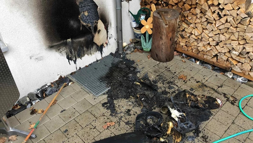 Ursache des Feuers war wohl Kaminasche, welche die Bewohnerin eines Reiheneinfamilienhauses entsorgen wollte. 