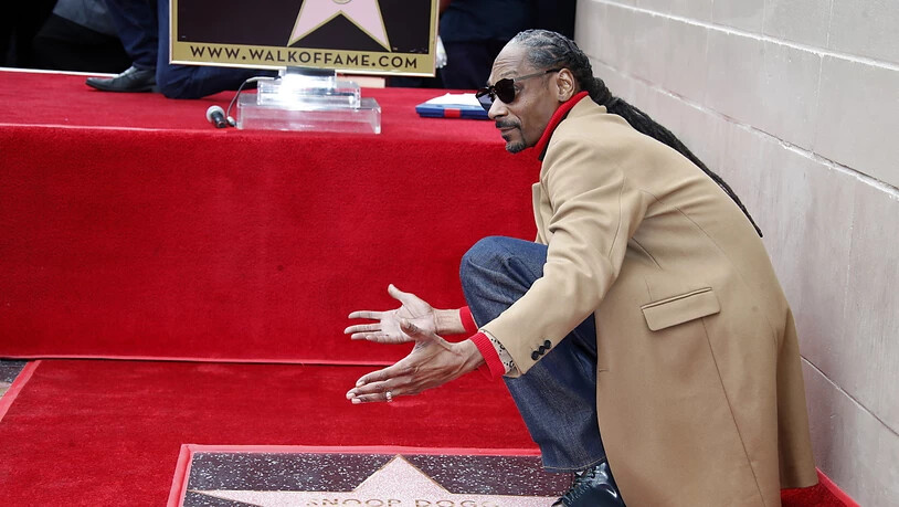 Der US-Musiker Snoop Dogg ist am Montag mit einem Hollywood-Stern geehrt worden.