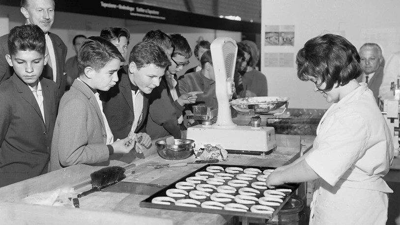 Knaben sehen an einer Züspa-Berufsschau einer Bäckerin zu. Archivaufnahme aus dem Jahr 1964.
