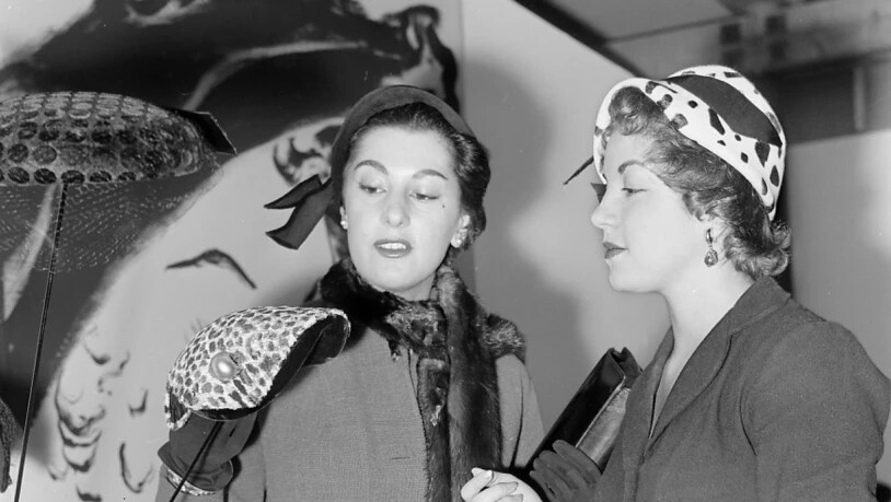 An der Züspa wurde früher auch die neueste Mode ausgestellt. Aufnahme einer Hutaustellung von 1964.