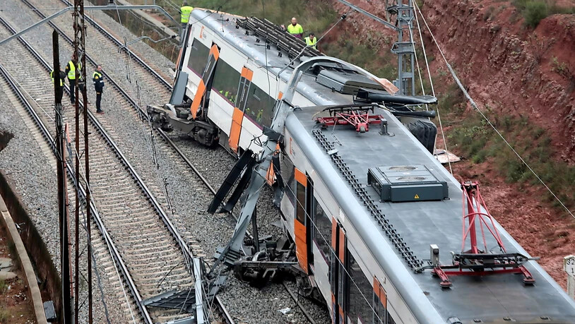 Bei einem Zugsunglück in der Nähe von Barcelona wurden eine Person getötet und mehrere Dutzend Personen verletzt.