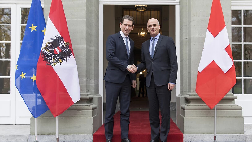 Bundespräsident Alain Berset ist am Dienstag in Bern mit dem österreichischen Bundeskanzler Sebastian Kurz zusammengetroffen.  (KEYSTONE/Peter Klaunzer)