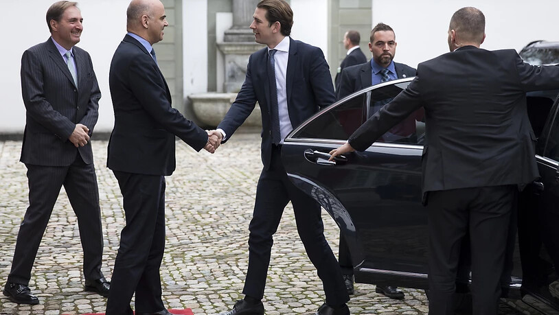 Der österreichische Bundeskanzler Sebastian Kurz war am Morgen in Kehrsatz bei Bern von Bundespräsident Alain Berset empfangen worden. (KEYSTONE/Peter Klaunzer)