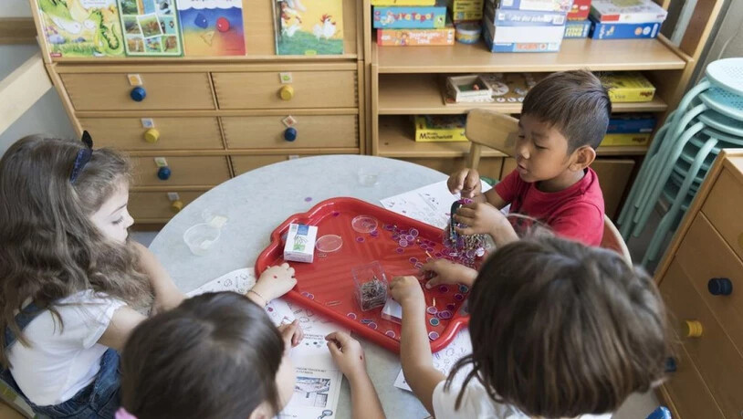 Kindergartenschüler in Suhr experimentieren mit Magneten. Verglichen mit der EU hat die Schweiz noch Nachholbedarf bei der institutionellen frühkindlichen Bildung. (Archiv)