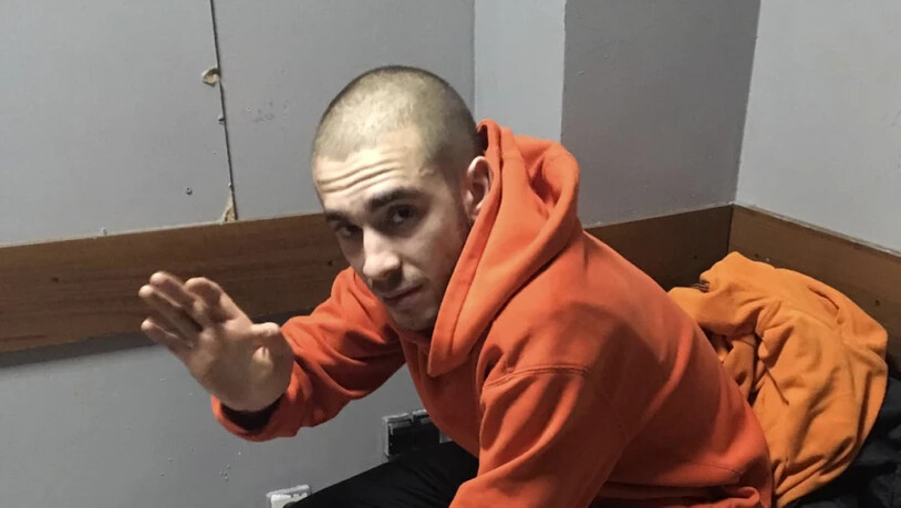 Dmitri Kuznetsov, in Russland als Rapper Husky bekannt, wartet auf eine Anhörung vor Gericht. Weil er auf dem Dach seines Autos aufgetreten war, drohen im nun 12 Tage Gefängnis. (Alexander Avanesyan via AP)