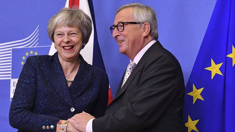 Eine entspannte britische Premierministerin Theresa May anlässlich der letzten Gesprächsrunde mit EU-Kommissionspräsident Jean-Claude Juncker in Brüssel.