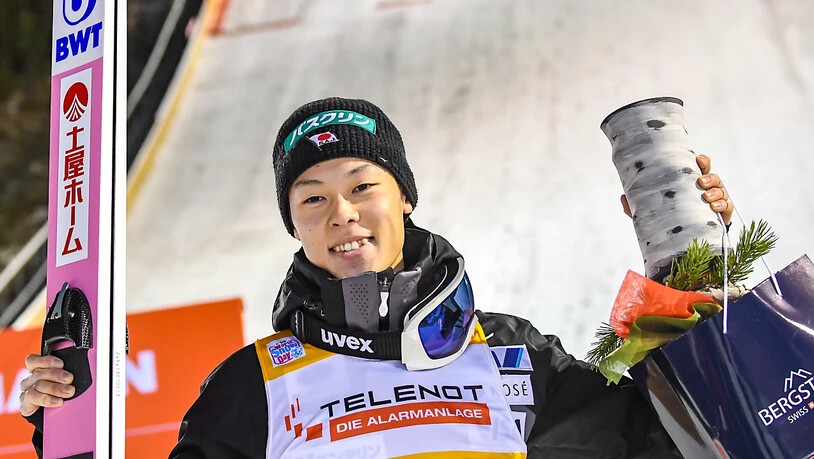 Ryoyu Kobayashi lässt sich in Kuusamo nach seinen ersten beiden Weltcupsiegen feiern.