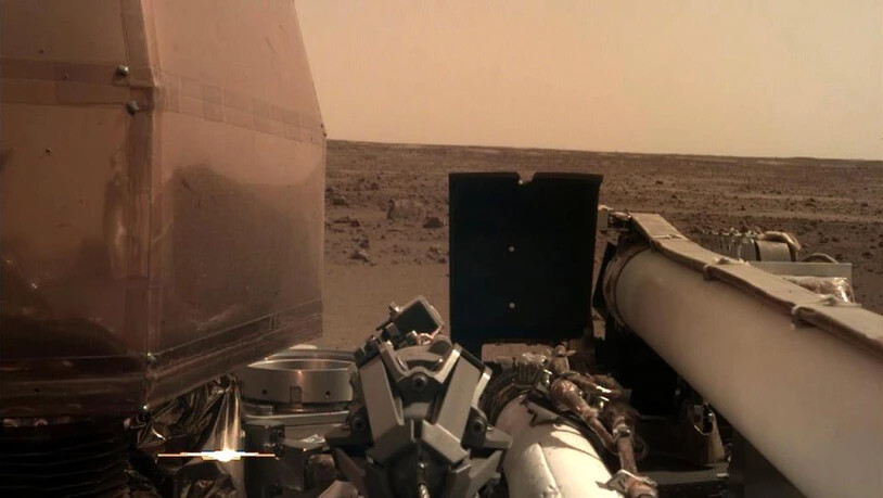 Marsfotos vom Roboterarm der Marssonde "InSight". Nasa bereitet nun den Einsatz der Instrumente vor, die das Innere des Roten Planeten erforschen sollen. (Foto: Nasa via EPA)