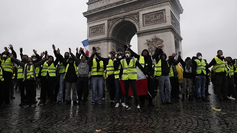 Landesweit beteiligten sich am Samstag knapp 36'000 Menschen an den Protesten gegen die Politik der französischen Regierung, in Paris waren es nach Regierungsangaben rund 5500, darunter rund 1500 gewaltbereite "Unruhestifter". Über 100 Demonstranten…