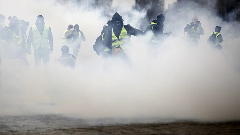 Aktivisten der "Gelbwesten"-Bewegung haben ihre Proteste gegen die Politik von Staatschef Emmanuel Macron in Paris fortgesetzt. Dabei kam es zu Ausschreitungen mit der Polizei, die auch Tränengas einsetzte.
