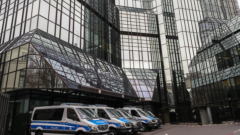 Polizei im Headquarter: Der Konzernchef der Deutschen Bank Christian Sewing  hat auf die Geldwäscherei-Vorwürfe in seinem Geldhaus reagiert.