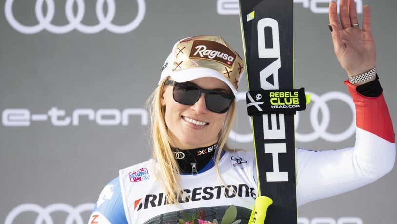 Lara Gut-Behrami winkt vom Super-G-Podest in St. Moritz