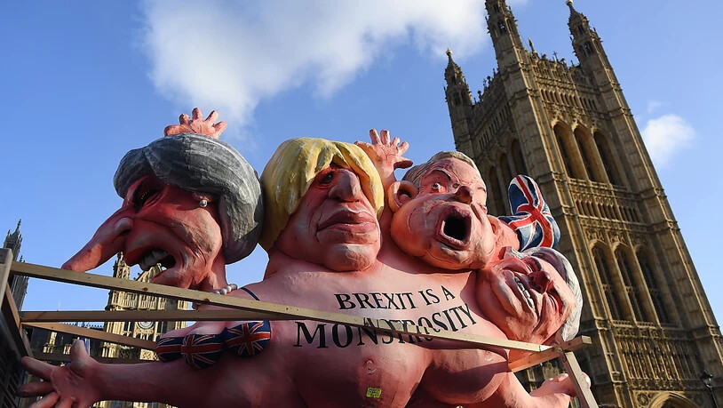 EU-Befürworter kritisieren vor dem britischen Parlament das Brexit-Monster. (Bild vom 11. Dezember)