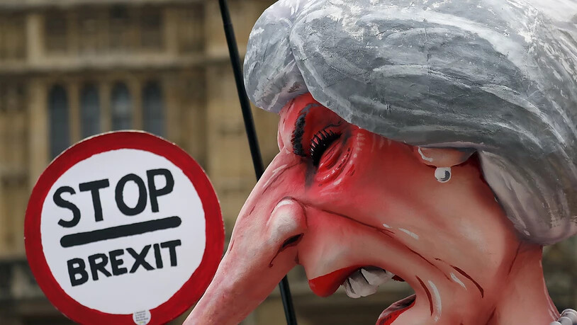 EU-Befürworter protestieren in London mit einer Karikatur von Premierministerin Theresa May auch am Mittwoch gegen den Brexit.