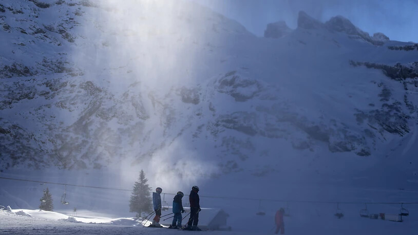 Skipisten im Skigebiet Titlis oberhalb Engelberg werden künstlich eingeschneit.