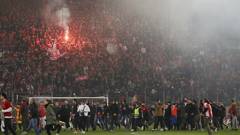 Die Fans halten es nach dem 3:1 gegen die AC Milan nicht mehr auf ihren Plätzen und stürmen das Spielfeld