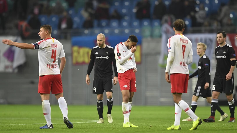 Hängende Köpfe bei den Spielern von RB Leipzig nach dem 1:1-Ausgleich von Rosenborg Trondheim