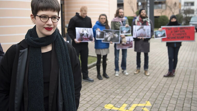 Elisa Keller, Sprecherin der Tierschutzbewegung "269Life Libération Animale Suisse" wird von einem Dutzend weiterer Tierschutz-Aktivisten zum Prozess begleitet.