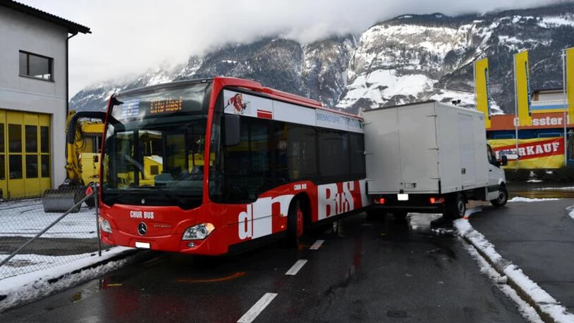 In Chur verunfallten ein Stadtbus und ein Lieferwagen.