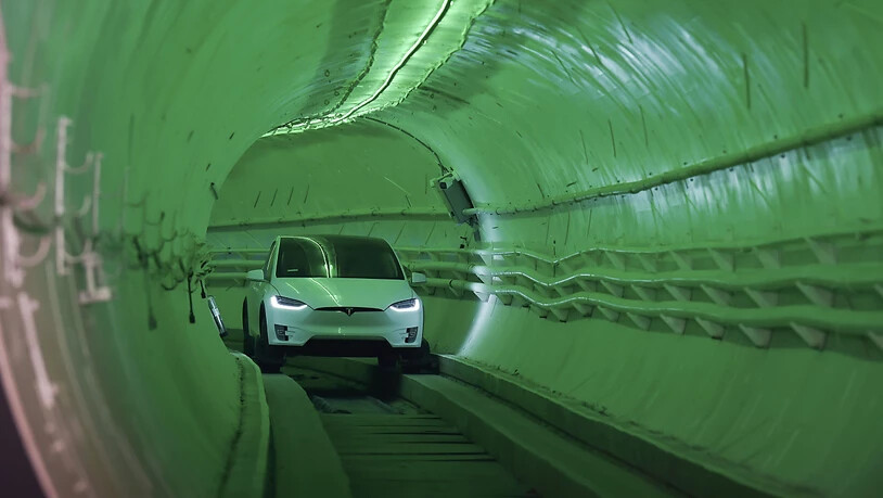 Tesla-Chef Elon Musk will den Verkehr in Grossstädten stärker unter die Erde verlegen und testet einen ersten Tunnel.